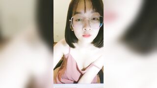 nàng thơ kính cận lên mạng bán quạt siêu khiêu gợi