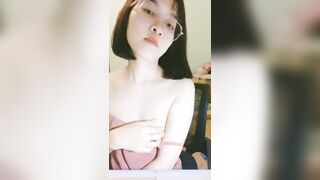 nàng thơ kính cận lên mạng bán quạt siêu khiêu gợi