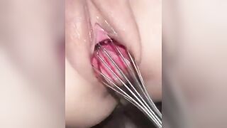 Dùng gậy đánh trứng móc lồn em mà em cũng sướng rỉ nước đầy bím