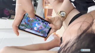 Em đang đánh dở ván liên quân với đám bạn mà a cứ cạ cạ cặc vào mồm bắt e bú