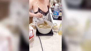 Bóp vú mẹ vợ đang nấu cơm