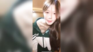 Vãi, Tiktoker 2m FL lộ Núm vú Trên Live
