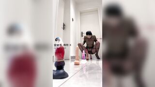 Dâm nữ nứng lồn thẩm lần lượt các sextoy đủ các kiểu dáng màu sắc kích thước
