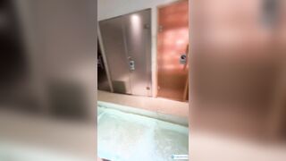 Vừa tắm bồn sục thư giãn vừa doggy đụ em sướng tê cặc