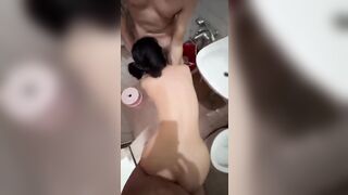 Cùng thằng bạn some em ghệ dâm trong nhà tắm vừa đụ vừa bú cu