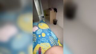 BỐ MẸ ĐI VẮNG, CON E KẾ SỢ MA, T LIỀN QUA ĐỊT CHO E ĐỠ SỢ