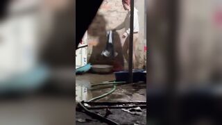 Quay lén chị hàng xom tắm chuồng ngoài giướng phần 1