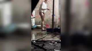 Quay lén chị hàng xom tắm chuồng ngoài giướng phần 1