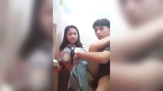 Mấy em c3 manh động vl,rủ nhau địt quay clip ngay WC nữ trường giờ ra chơi