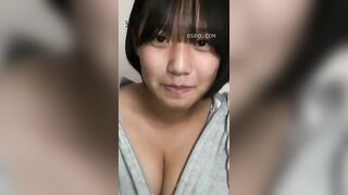 Cô gái Nhật Bản dễ thương đang tự thỏa mãn 1