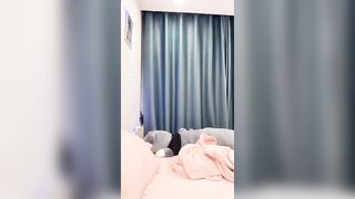 Thảo baby gái xinh kute và trái dưa leo ngọt nước