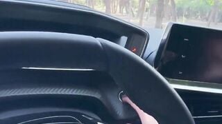 Đg lái xe mà e ghệ dâm cứ liên tục gạ đụ nên vừa về nhà liền đụ e phê trợn trắng mắt