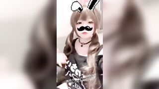 Bé loli vú to lồn rỉ đầy nước