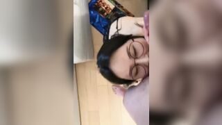 anh đang bú cho cu anh cứng mà sao anh lại xuất vào mồm em rồi