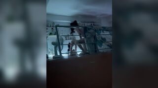 thằng bạn dẫn gái về địt trên gác mà nó không rủ mình lên địt