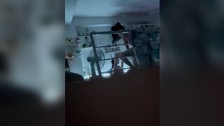 thằng bạn dẫn gái về địt trên gác mà nó không rủ mình lên địt