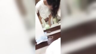 Lén lút địt em học sinh ở nhà vệ sinh TTTM
