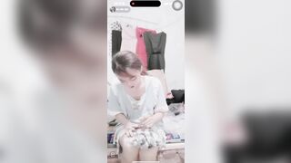 Yến Nhi lộ hàng khi live bán hàng