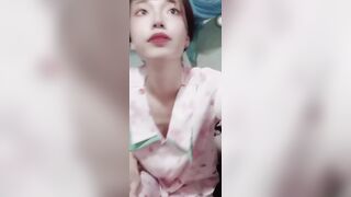 Yến Nhi lộ hàng khi live bán hàng