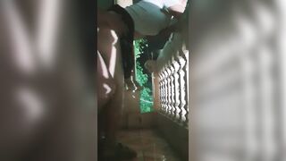 trời mưa mà em ghệ dâm cũng rủ ra ban công địt nhau