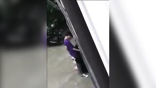Cặp đôi hs bị quay trúng đang học sinh lí bên hong trường