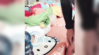 Con em gái đang ngủ bị thằng anh kế vào tận giường lột quần ra địt