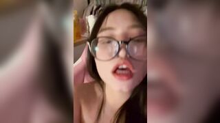 Em mắt kính mặt dâm, thủ dâm cực nứng