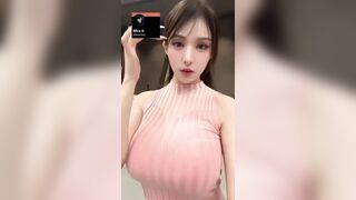 Gái xinh Loli Vú Khủng, Vào TTTM Vạch Vú to Sau lưng người lạ