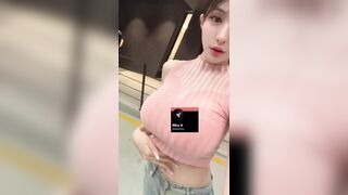 Gái xinh Loli Vú Khủng, Vào TTTM Vạch Vú to Sau lưng người lạ