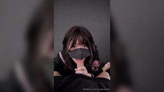 Em HongKongDoll với cái mồm dâm liếm đầu khấc anh cực sướng