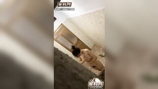 Trèo tường quay lén em teen hàng xóm vú to tròn cực ngon đi tắm