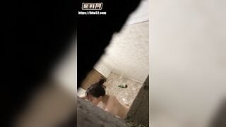 Trèo tường quay lén em teen hàng xóm vú to tròn cực ngon đi tắm