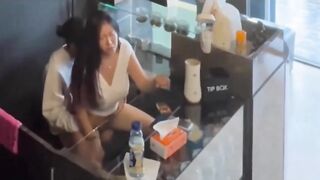 Đang chịch lén nhân viên thì tại quán cà phê thì khách đi vào