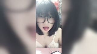 vú to đeo kính thì độ dâm khỏi nghĩ luôn đúng không