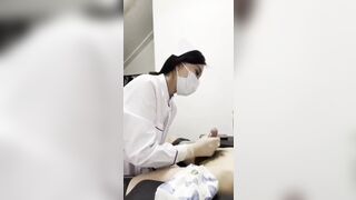 đi khám cu được em y tá sục cu kiểm tra