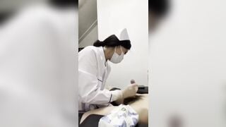 đi khám cu được em y tá sục cu kiểm tra
