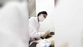 đi khám cu được em y tá sục cu kiểm tra