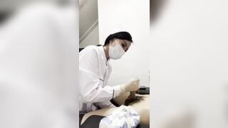 đi khám cu được em y tá sục cu kiểm tra