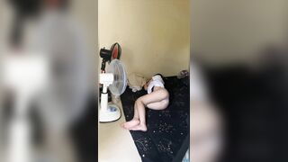 con em họ cởi chuồng đi ngủ lại phải sang khép cửa cho nó