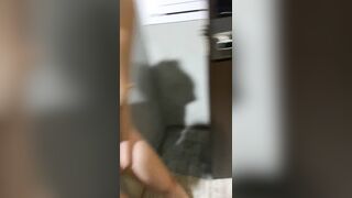 Bắt em ny trần chuồng thủ dâm trước cửa phòng khách sạn.