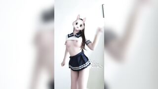 các cháu bây giờ cứ lên mạng bán quạt thế này ai chịu nổi đây