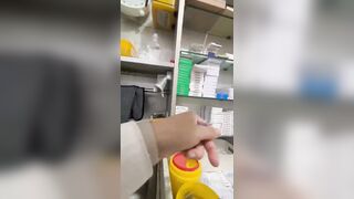 Em gái xinh đẹp đi tiêm thuốc bệnh viện bị bác sĩ dâm đãng lén quay video lại.