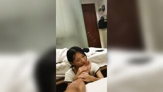Em gái làm slave liếm chân, bú dái, liếm đít, uống nước đái của boss