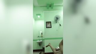 2 em học sinh 17 tuổi mỡ phòng nhà nghỉ rồi tập tành đụ nhau như vợ chồng.