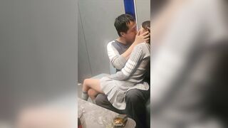 VÃI LỒN, qua nhà chơi thấy bố dượng nhỏ bạn hôn bít sờ xoạng nó như chuyện bth