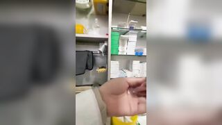 Bác sĩ bệnh hoạn tự quay lén mông cái bệnh nhân xinh đẹp khi họ đến tiêm thuốc.