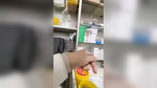Bác sĩ bệnh hoạn tự quay lén mông cái bệnh nhân xinh đẹp khi họ đến tiêm thuốc.