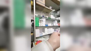 Bác sĩ bệnh hoạn tự quay lén mông cái bệnh nhân xinh đẹp khi họ đến tiêm thuốc.