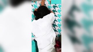 Lồn rỉ hết nước ra mà cứ ngại lấy tay che