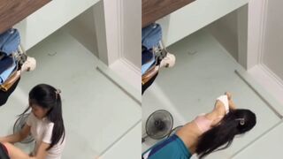 Nhỏ bạn thân thay đồ tự nhiên như ở nhà rồi bú cu luôn